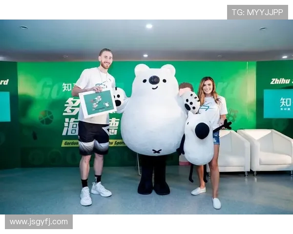 李凯尔庆祝圣诞节与家人共享温馨时光展现运动员生活多面性